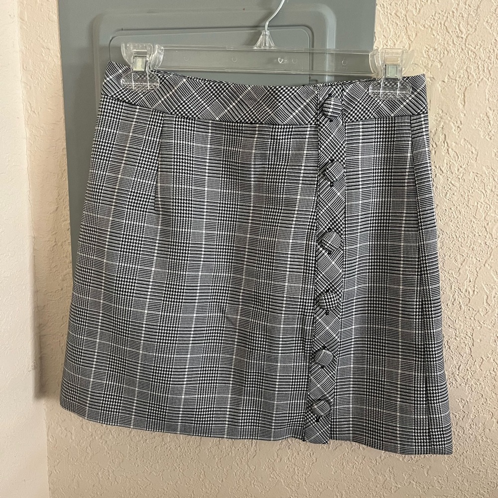 Forever 21 Houndstooth short skirt. Size S.